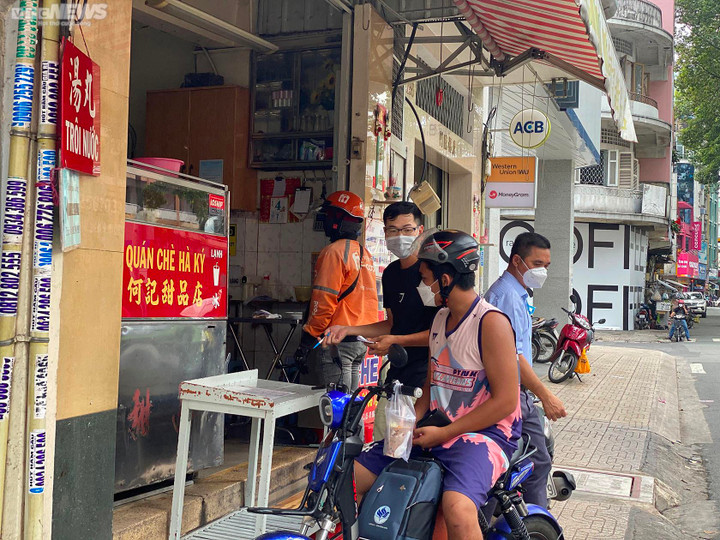 Các quán bán chè đậu đỏ ở TP.HCM ế ẩm ngày Thất tịch - 8