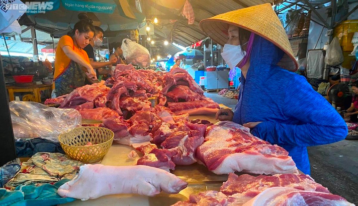 Dạo một vòng từ chợ đến siêu thị vẫn chưa mua được thịt heo vì quá đắt - 1