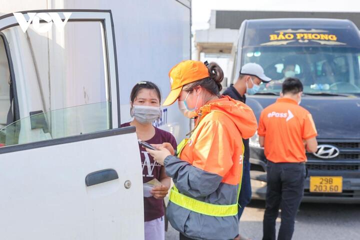 Vì sao xe dán thẻ ETC, có tiền nhưng không qua được trạm? - 8