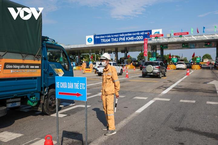 Vì sao xe dán thẻ ETC, có tiền nhưng không qua được trạm? - 5