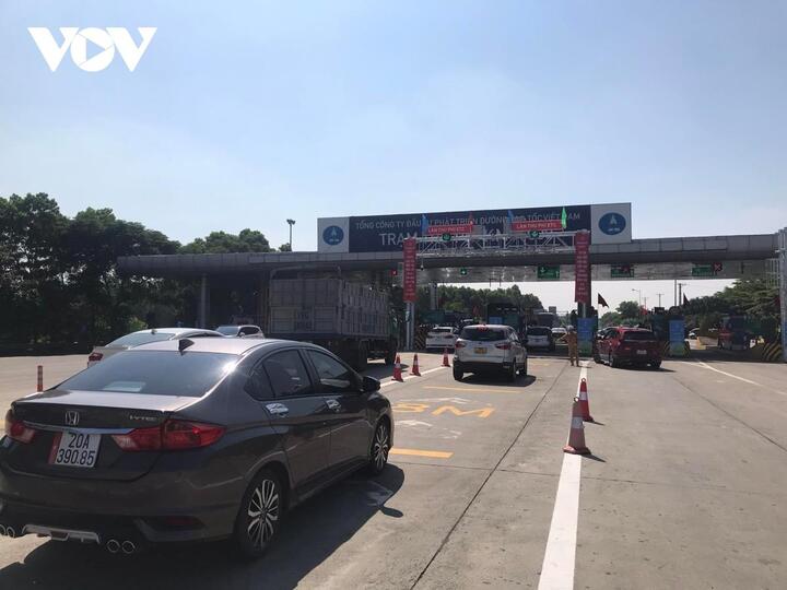 Vì sao xe dán thẻ ETC, có tiền nhưng không qua được trạm? - 1