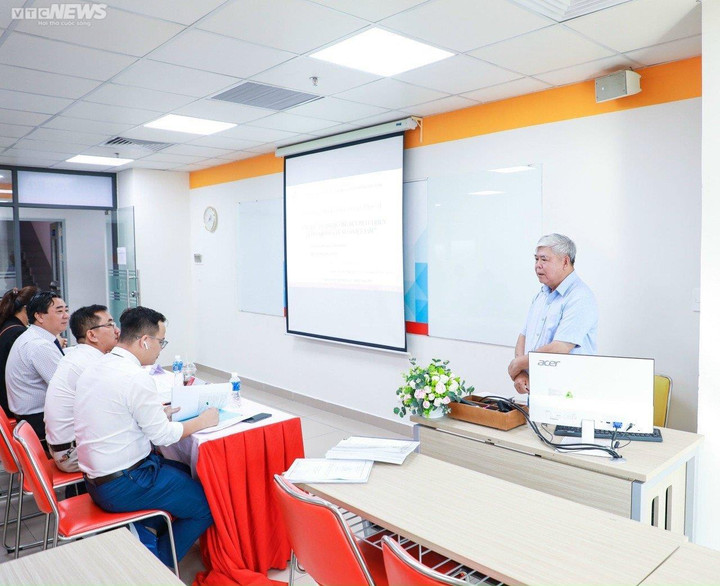 Thủ khoa thạc sĩ ở tuổi 72, cụ ông truyền cảm hứng học tập cho giới trẻ - 1