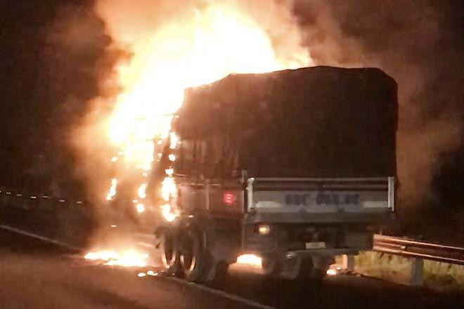 Xe tải bốc cháy ngùn ngụt, cao tốc TP.HCM - Trung Lương ùn tắc 10km - 1