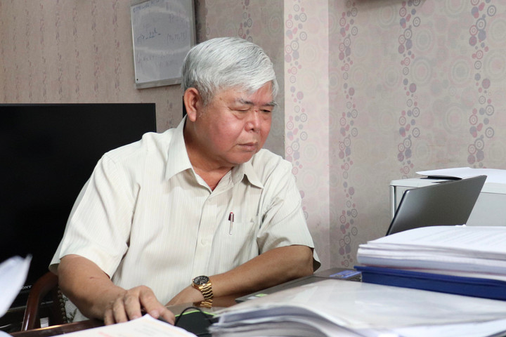 Thủ khoa thạc sĩ ở tuổi 72, cụ ông truyền cảm hứng học tập cho giới trẻ - 2