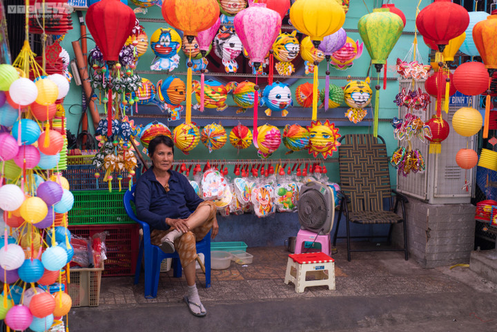 Ảnh: Phố lồng đèn ở TP.HCM 'bung hàng' sớm đón Trung thu - 3