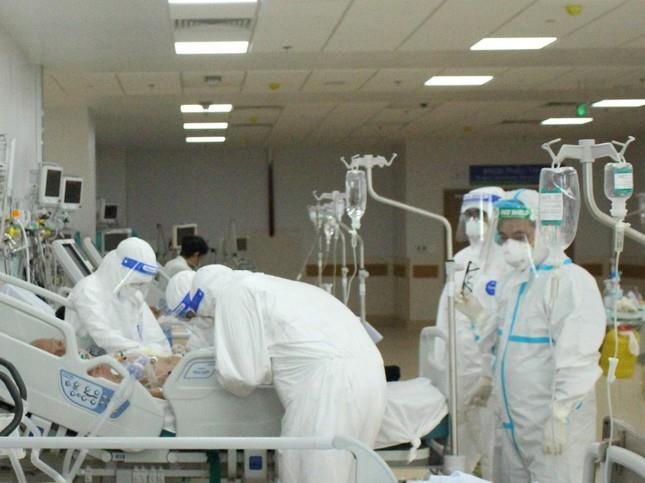 Gặp Bí thư TP.HCM, giám đốc bệnh viện bật khóc khi nói về thu nhập của y bác sĩ - 2