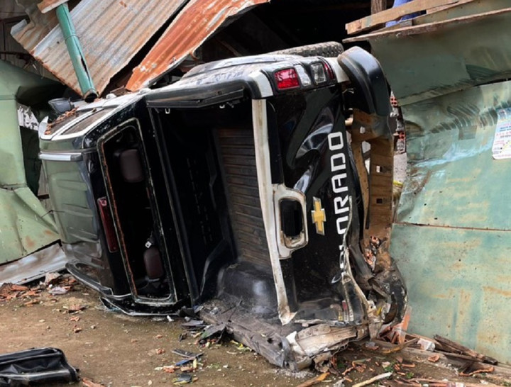 Xe tải tông sập nhà dân, 2 người bị thương nặng - 3