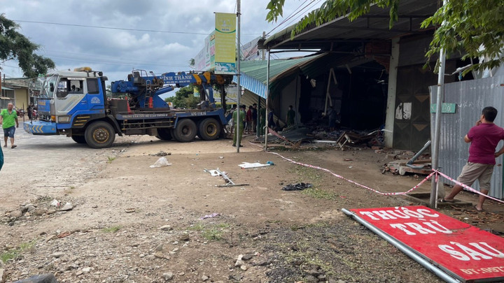 Xe tải tông sập nhà dân, 2 người bị thương nặng - 2