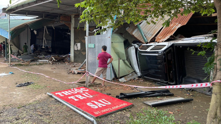 Xe tải tông sập nhà dân, 2 người bị thương nặng - 1