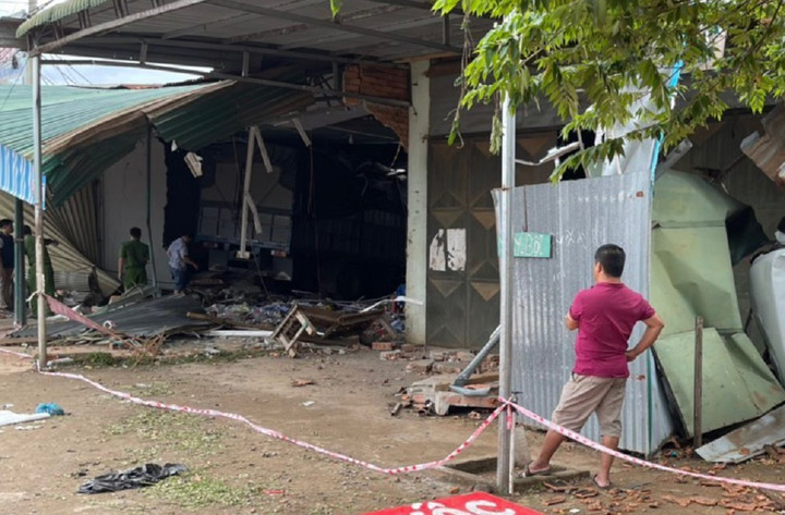 Xe tải tông sập nhà dân, 2 người bị thương nặng - 5