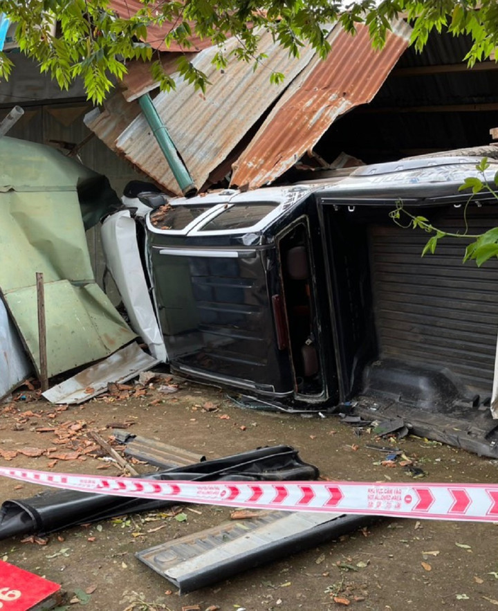 Xe tải tông sập nhà dân, 2 người bị thương nặng - 4