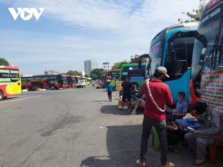 Xăng dầu giảm giá, Bộ GTVT yêu cầu điều chỉnh giá cước vận tải - 1