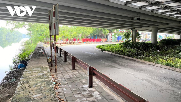 Thanh niên nghi cướp nhảy xuống kênh ở TP.HCM mất tích - 1