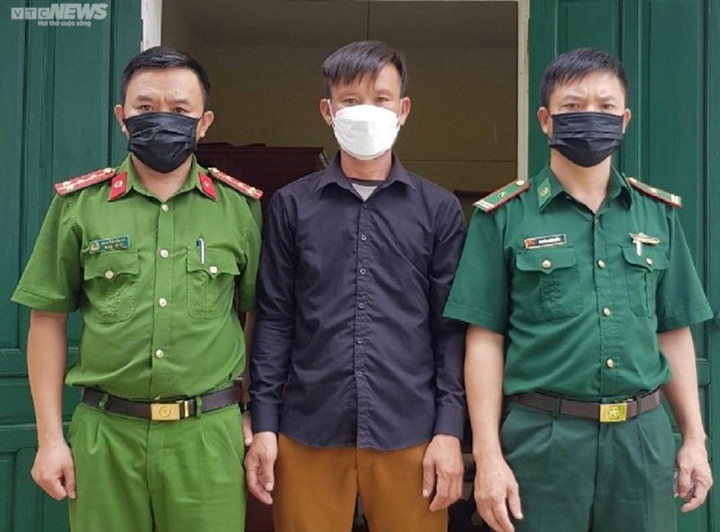 Người bố ở Hà Tĩnh trói tay, treo con gái lên trần nhà ra trình diện - 1