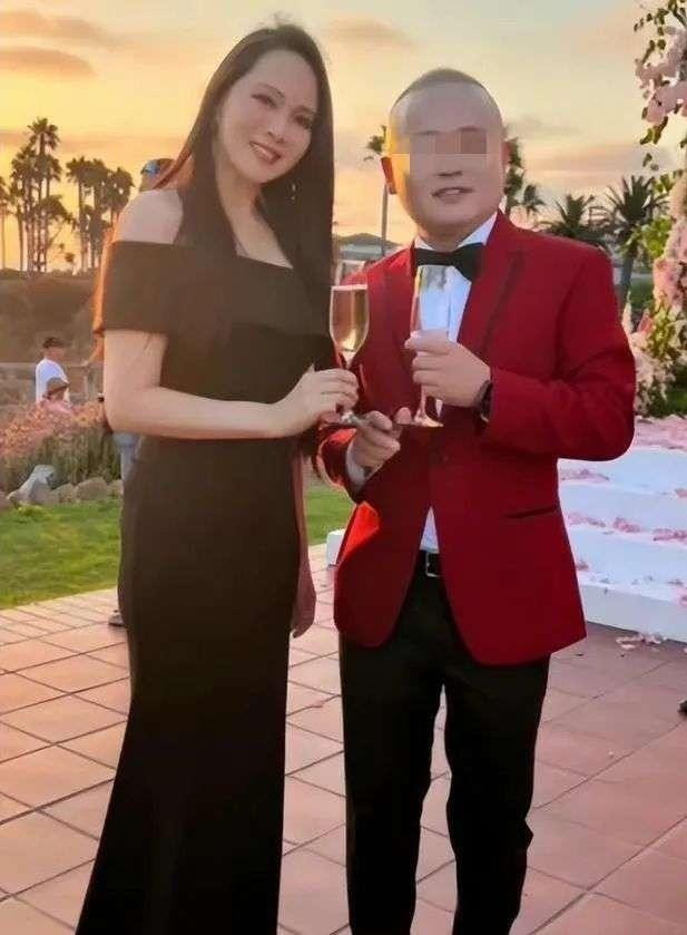 Sao Hoa ngữ tai tiếng để đời với các bữa tiệc xa hoa cùng đại gia - 2