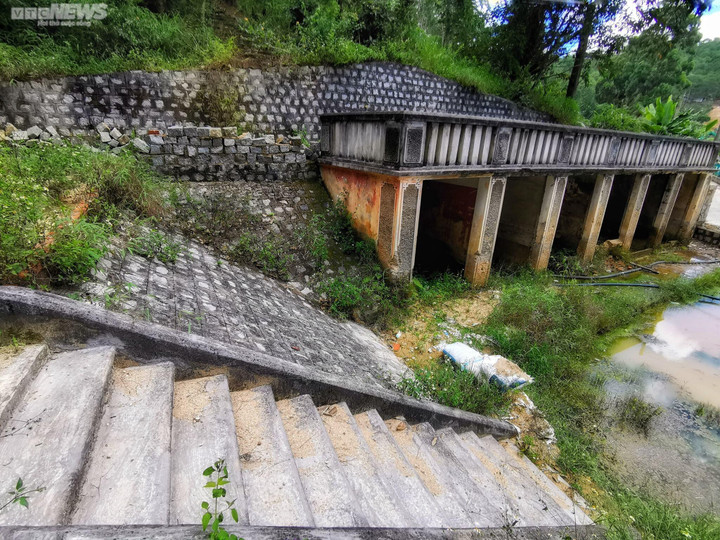 Ảnh: Ao vua Bảo Đại, tàn tích bí ẩn giữa rừng thông Đà Lạt - 4