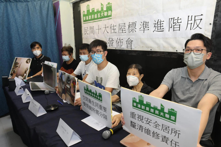 Cảnh sống mòn của dân nghèo Hong Kong trong những 'căn hộ quan tài' - 2