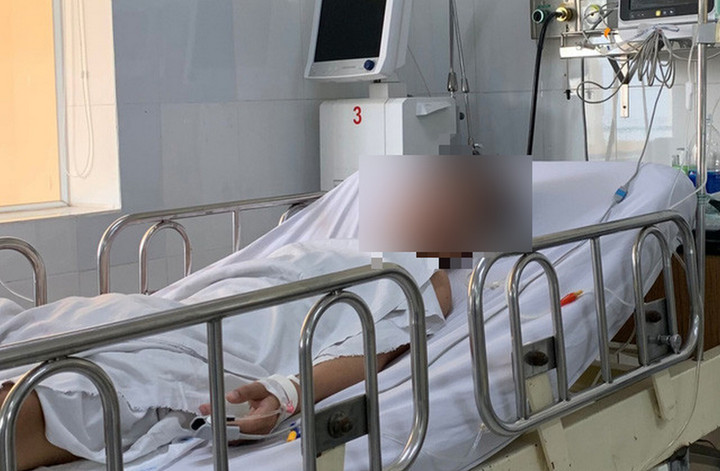 8 sinh viên uống rượu không rõ nguồn gốc, 2 người tử vong, 6 người nhập viện - 1