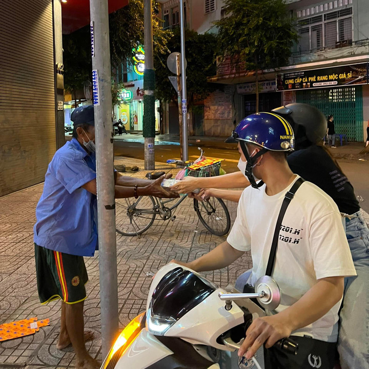 Hoa hậu Thùy Tiên giản dị đi xe máy trao tặng quà cho bà con khó khăn - 3