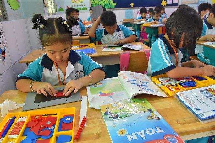 Nhọc nhằn tìm sách giáo khoa - Ảnh 1. Nhọc nhằn tìm sách giáo khoa - 1