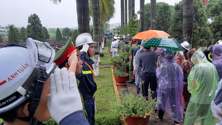 Tiễn biệt liệt sĩ Đỗ Đức Việt về nơi an nghỉ cuối cùng - 2