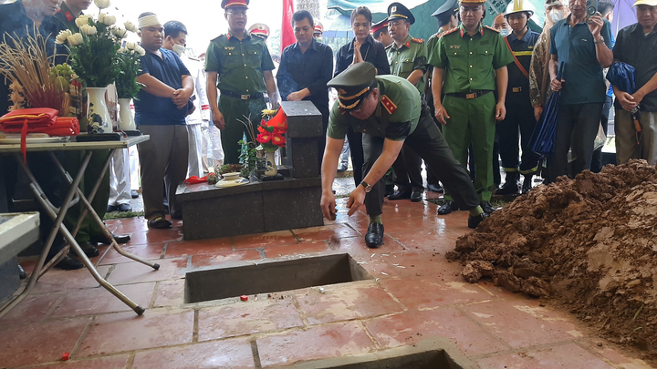 Tiễn biệt liệt sĩ Đỗ Đức Việt về nơi an nghỉ cuối cùng - 6