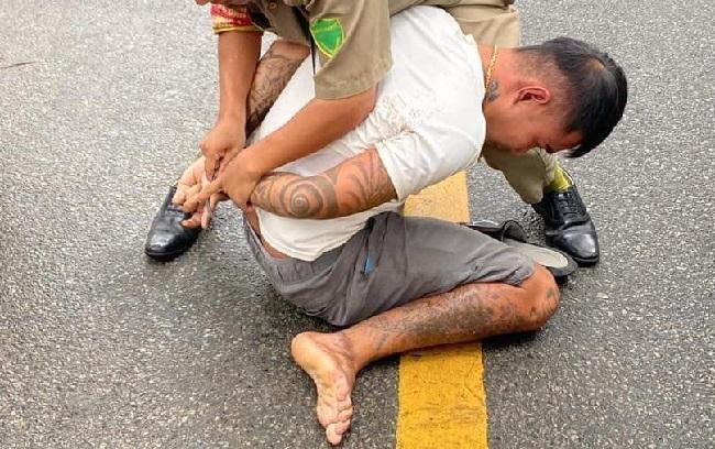 Không có bằng lái, thanh niên điều khiển ô tô tông loạn xạ rồi bỏ chạy - 3