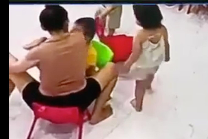 Nghi giáo viên hất cùi chỏ vào mặt bé 2 tuổi - 1