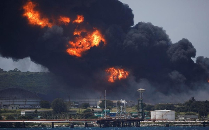Cuba huy động mọi nguồn lực để ngăn cháy lan rộng ở khu bể chứa dầu - 1