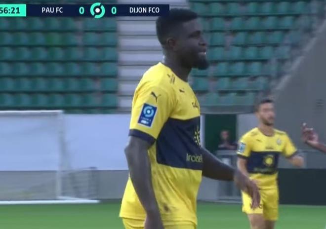 Tiền đạo Pau FC ra sân với vòng bụng quá khổ - 1