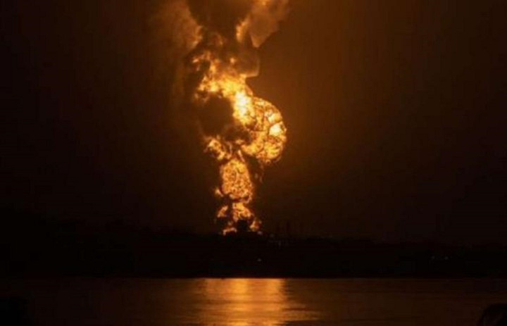 Ảnh: Cháy lớn tại bể chứa dầu ở Cuba, hàng loạt quốc gia hỗ trợ - 1