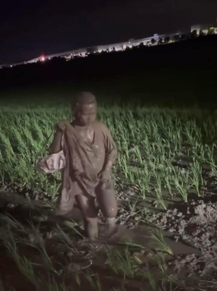 Đang yên lành, cặp đôi lao xuống ‘cày ruộng’ giữa đêm với bộ dạng gây ngao ngán - 3