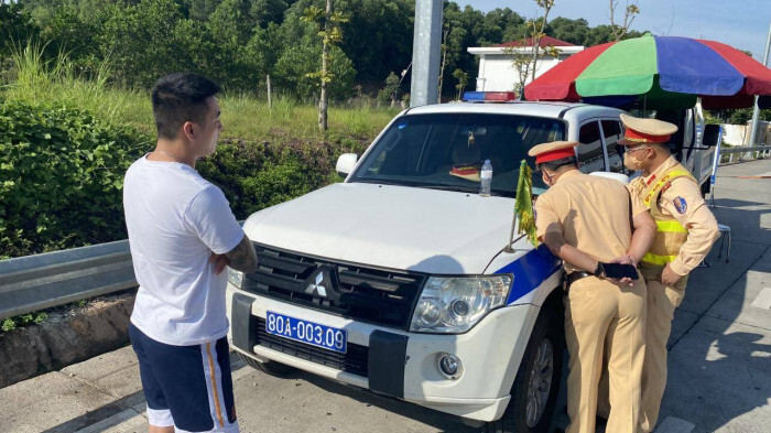 Bị giữ giấy phép lái xe, nam tài xế vẫn cầm lái, sử dụng ma tuý - 1