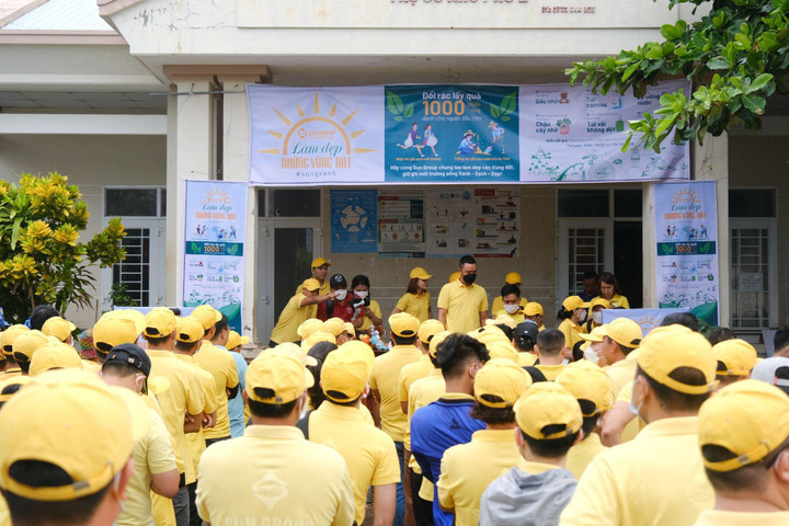 Hơn 1.000 bao rác được thu gom ở Phú Quốc trong ngày đầu ra quân 'Sống xanh' - 1