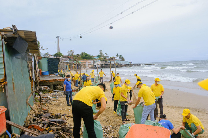 Hơn 1.000 bao rác được thu gom ở Phú Quốc trong ngày đầu ra quân 'Sống xanh' - 2
