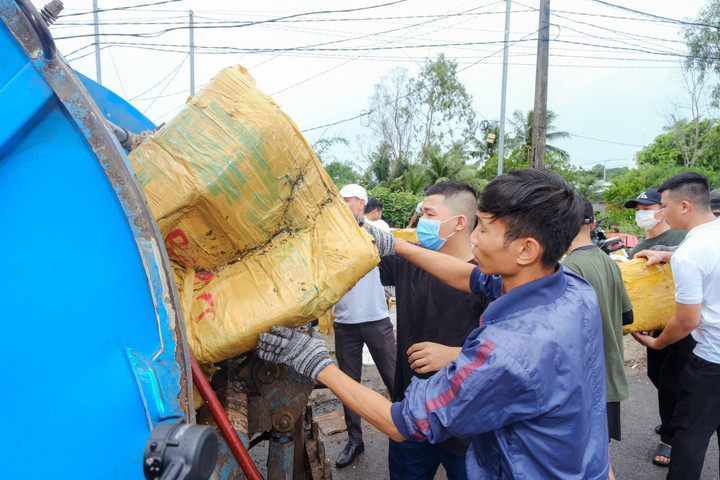 Hơn 1.000 bao rác được thu gom ở Phú Quốc trong ngày đầu ra quân 'Sống xanh' - 5