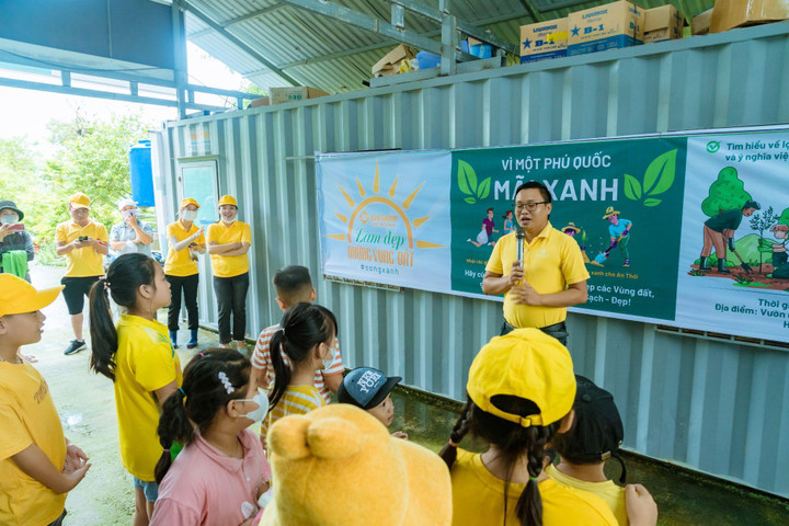 Hơn 1.000 bao rác được thu gom ở Phú Quốc trong ngày đầu ra quân 'Sống xanh' - 8