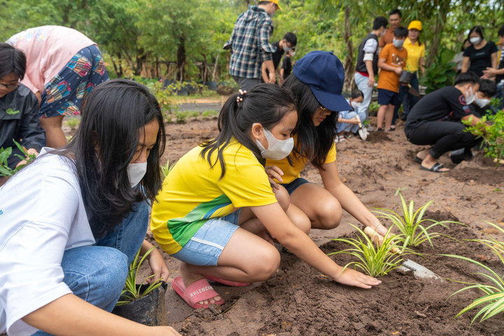 Hơn 1.000 bao rác được thu gom ở Phú Quốc trong ngày đầu ra quân 'Sống xanh' - 9