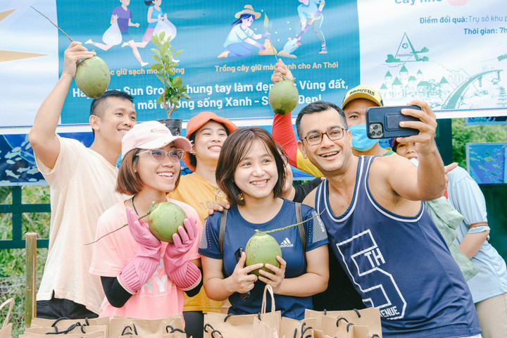 Hơn 1.000 bao rác được thu gom ở Phú Quốc trong ngày đầu ra quân 'Sống xanh' - 10