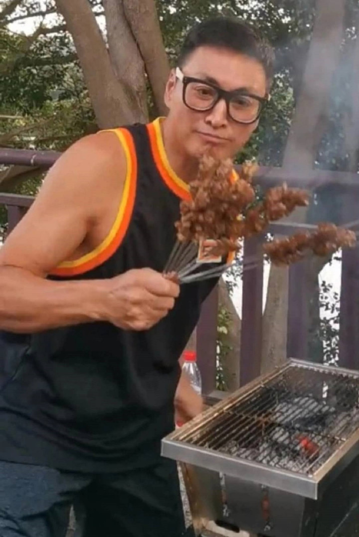 Có tài sản triệu USD, 'Triển Chiêu' Hà Gia Kính vẫn bán hàng rong - 1