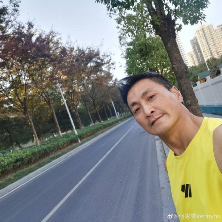 Có tài sản triệu USD, 'Triển Chiêu' Hà Gia Kính vẫn bán hàng rong - 2