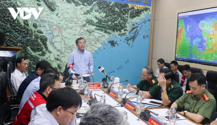 Huy động 400.000 người cùng hơn 2.300 phương tiện, 15 máy bay ứng phó bão số 2 - 3