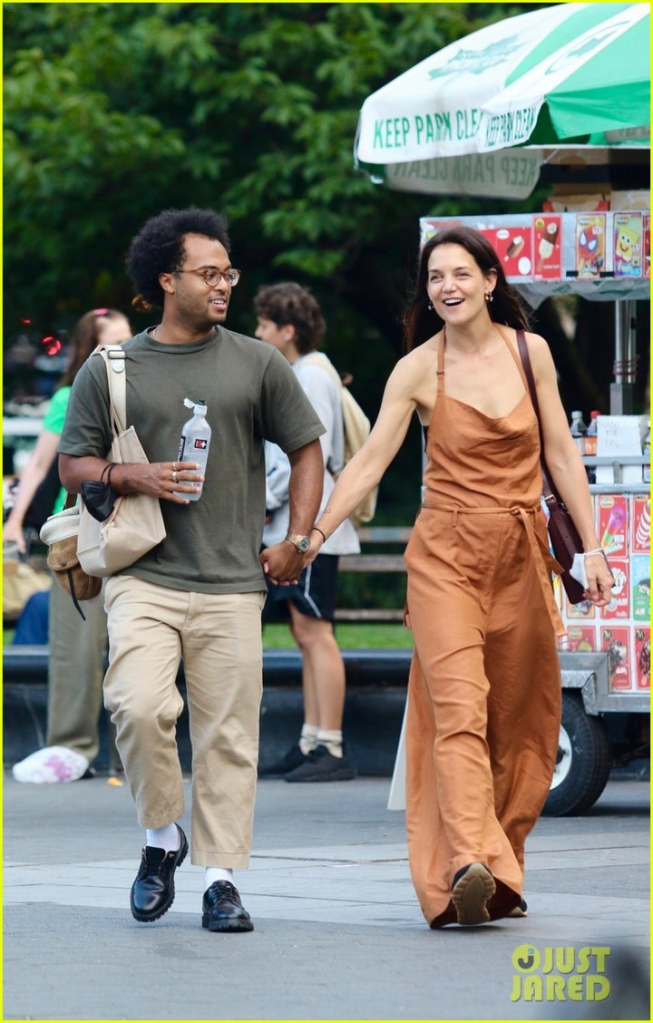 Katie Holmes 'tay xách nách mang' cùng tình mới ra phố - 6