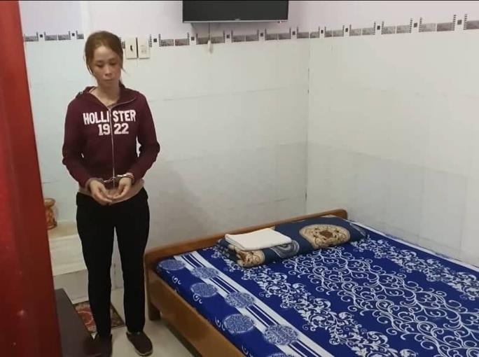 'Nữ quái' gạ trai lạ vào nhà nghỉ, chuốc thuốc ngủ để cướp - 1