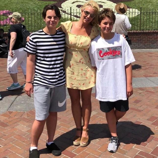 Hết lên án chồng cũ, Britney Spears lại kể tội hai con trai - 1