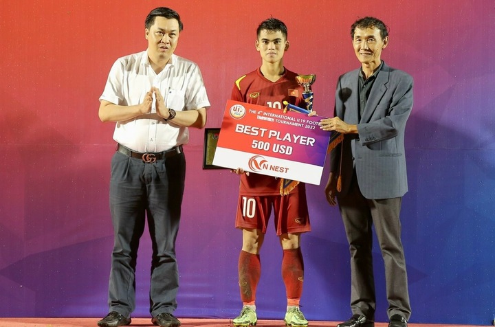 Tỏa sáng giúp U19 Việt Nam vô địch, Khuất Văn Khang bội thu giải thưởng - 1