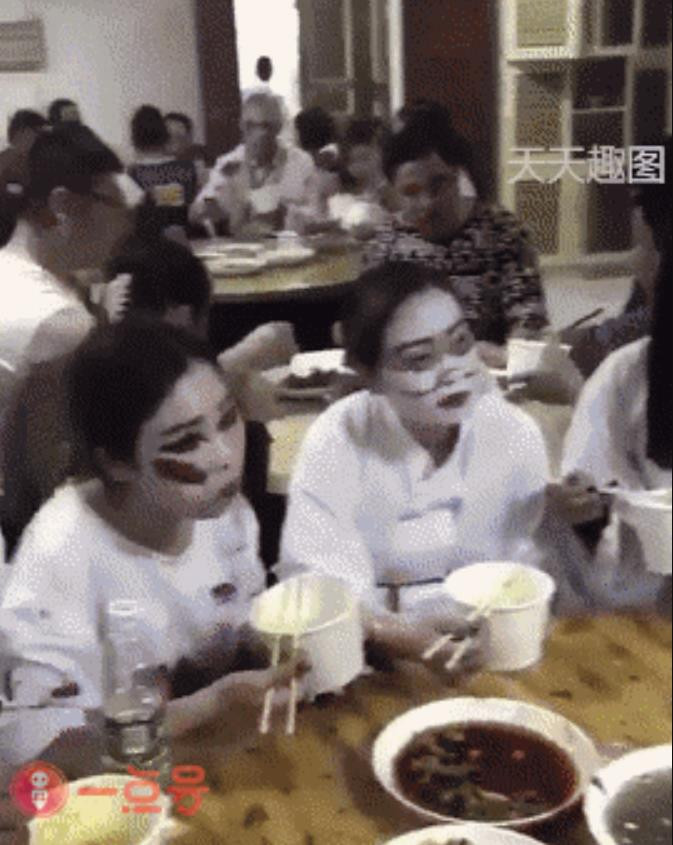 Loạt khoảnh khắc khó đỡ vô tình nhìn thấy khi ra đường trong 'tháng cô hồn' - 5