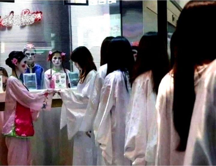 Loạt khoảnh khắc khó đỡ vô tình nhìn thấy khi ra đường trong 'tháng cô hồn' - 4