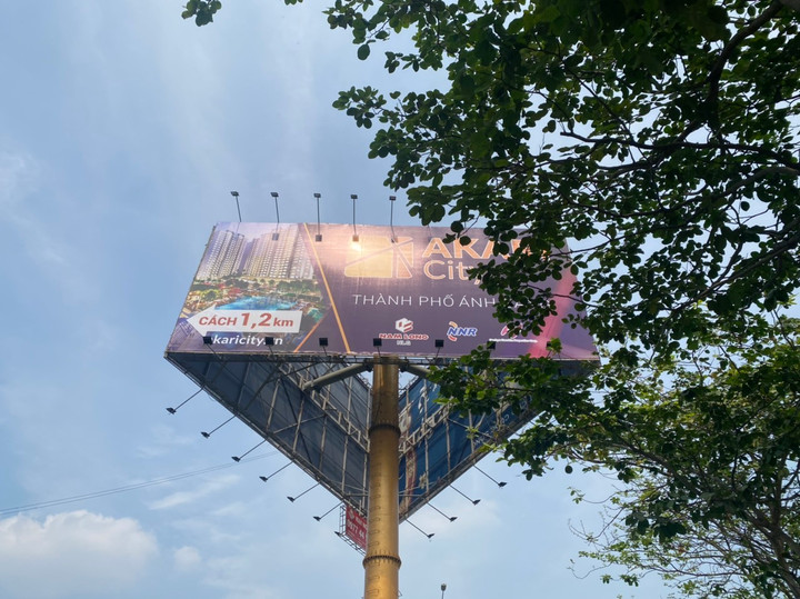 Được giao tuyên truyền giao thông, doanh nghiệp lại treo quảng cáo thương mại - 1