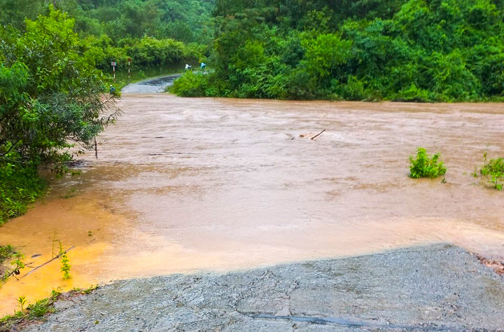 Cặp vợ chồng ở Hòa Bình bị lũ cuốn trôi khi đi qua suối - 1